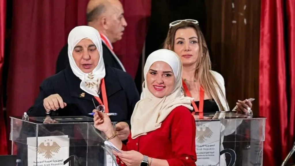 أول برلمان في سورية بلا (فلول) الأسد.. وحضور خجول للنساء