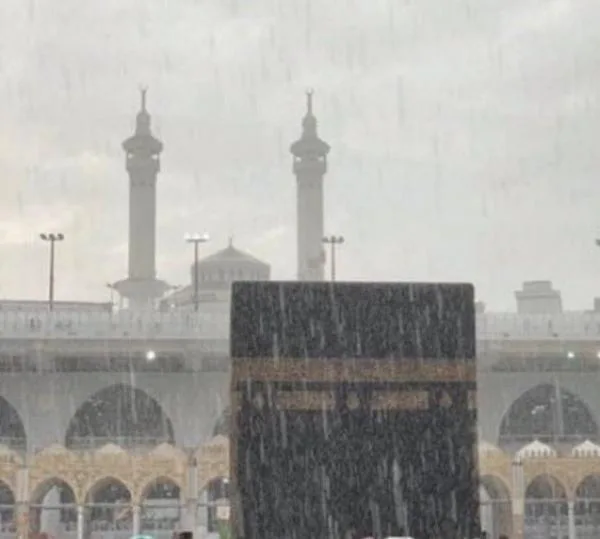 هطول أمطار غزيرة على المسجد الحرام (فيديو)