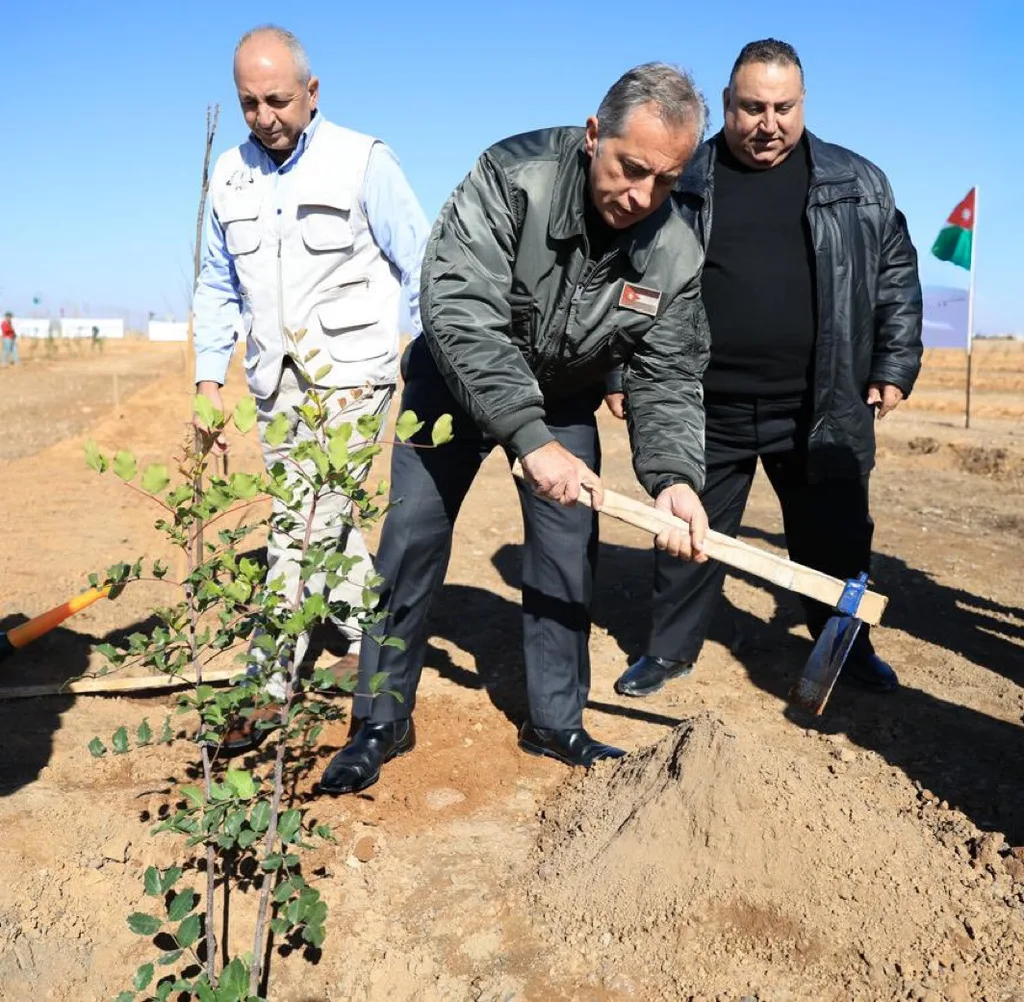 حسان يشارك في زراعة حديقة المفرق الجديدة إيذانا ببدء إنشائها
