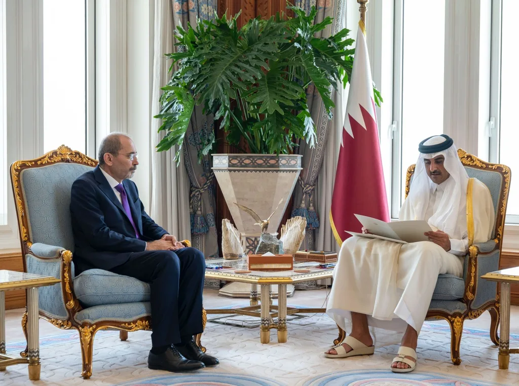 الصفدي يسلم أمير قطر رسالة من الملك