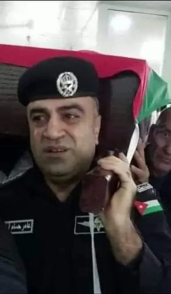السرطاوي يحمل نعش الشهيد الدلابيح .. رفاق سلاح يجمعهم حب الوطن