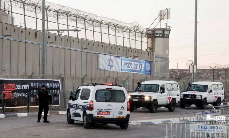 إسرائيل تحظر زيارة ممثلي الصليب الأحمر لمئات الأسرى الفلسطينيين