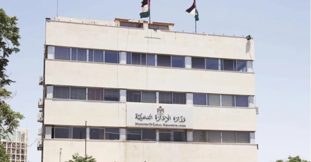 وزير الإدارة المحلية يقرر تشكيل اللجان المؤقتة للبلديات ومجالس المحافظات