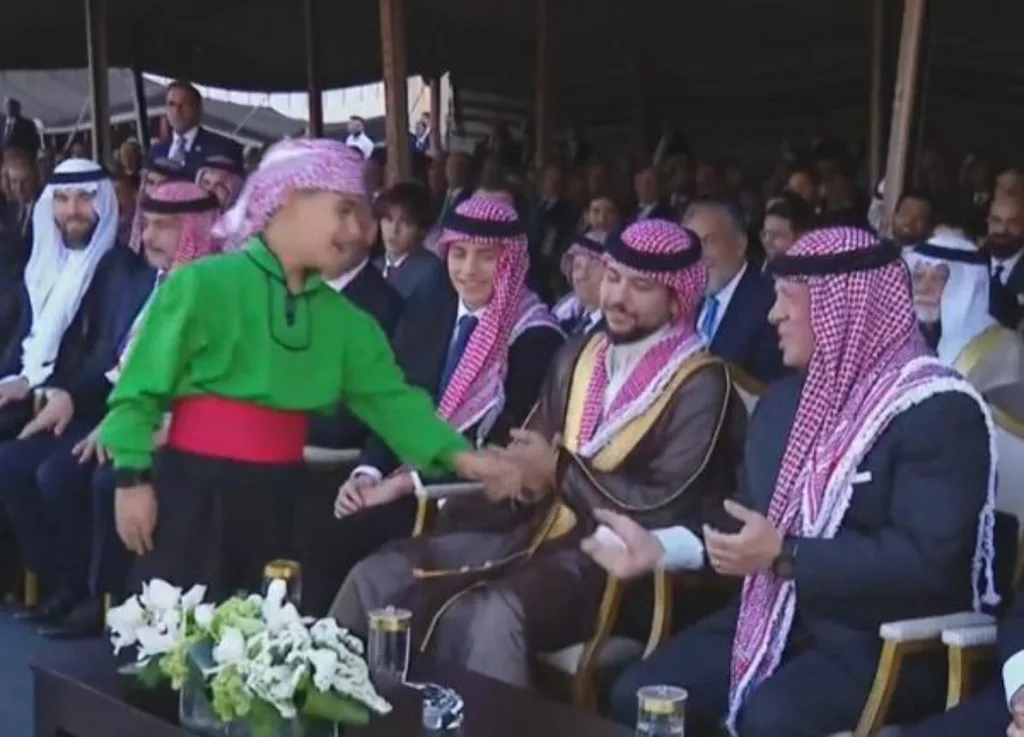أصغر المشاركين بحفل مأدبة عشاء زفاف ولي العهد يسلم جلالة الملك رسالة