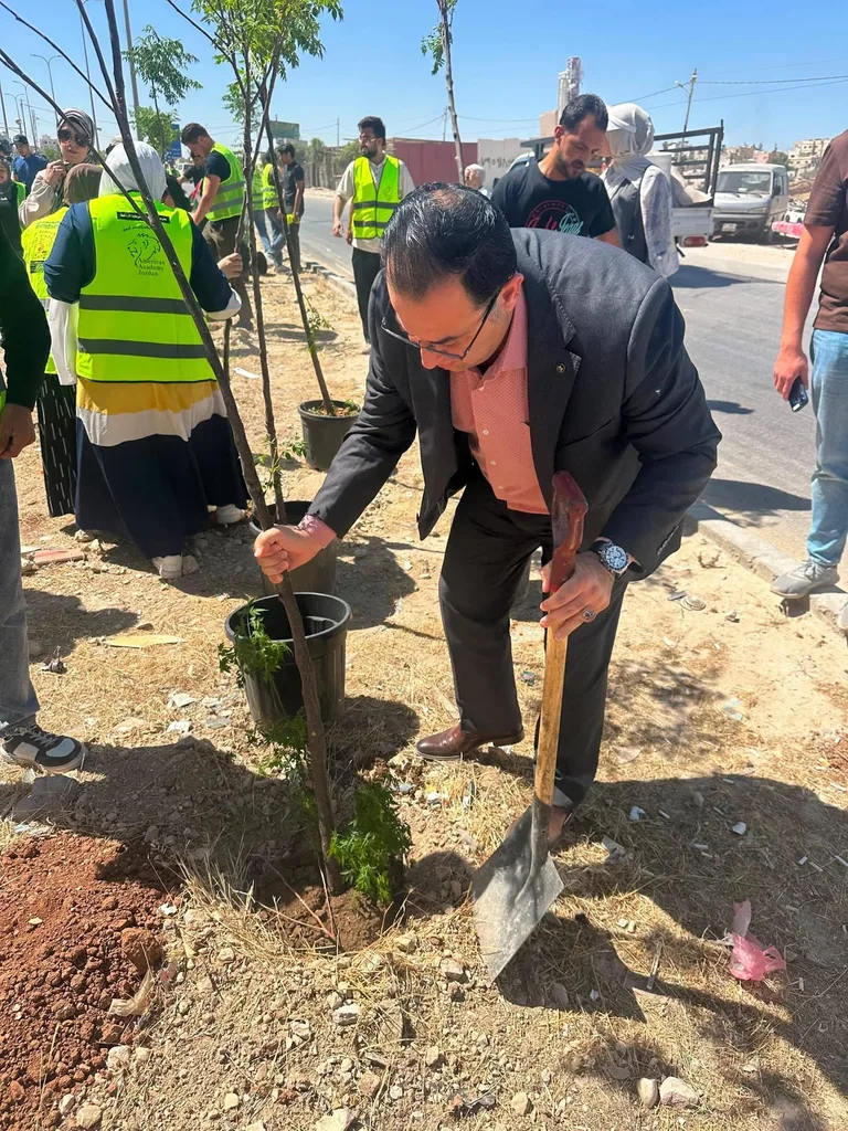 أمين عام حزب الإصلاح وشباب الحزب يشاركون في مبادرة تشجير بالزرقاء