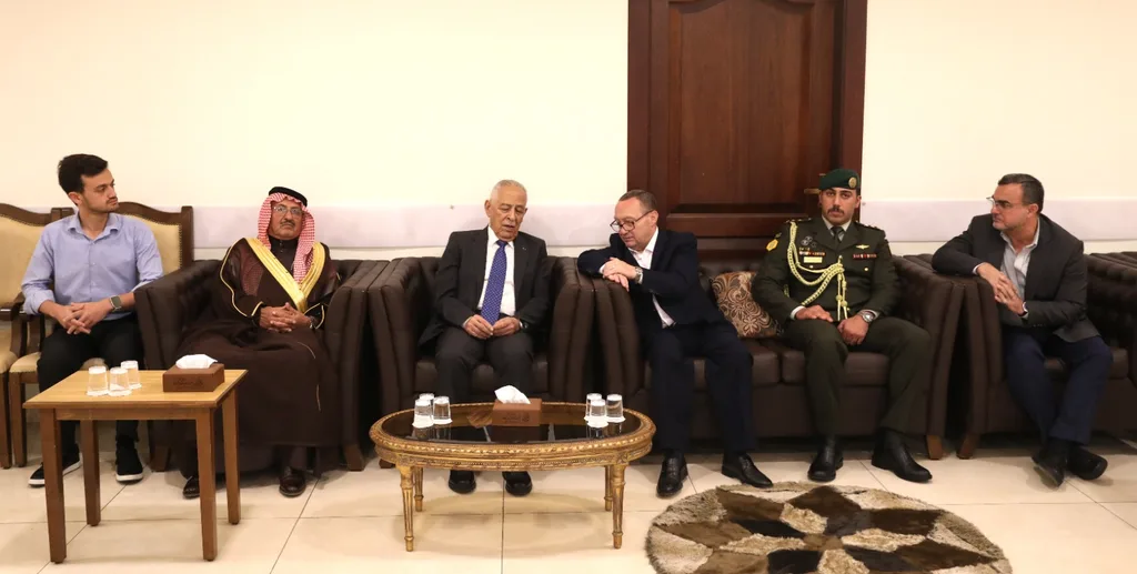 مندوبا عن الملك وولي العهد. العيسوي يعزي عشيرة حداد وآل عصفور