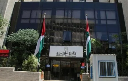 الجمارك: ضبط 30 ألف عبوة جوس مقلد وإحباط تهريب 300 كروز دخان