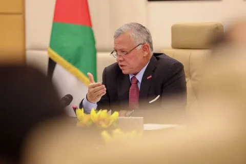 “حافلة ” برحلة واحدة وبلا تذكرة عودة .. ما بعد “زيارة ملكية” لمجلس الوزراء .. !