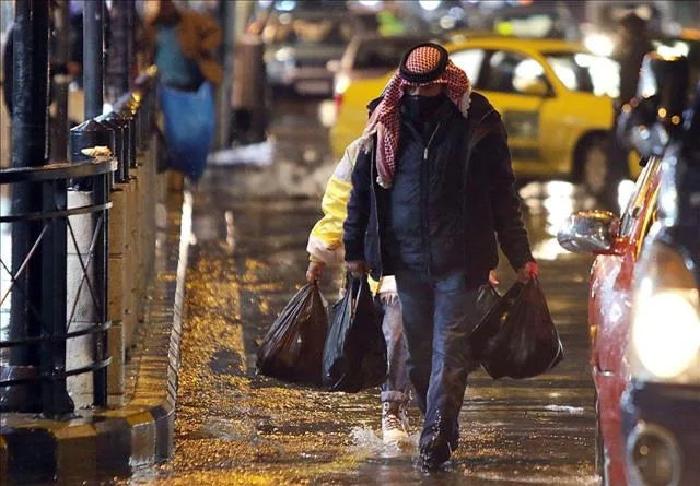 أمطار غزيرة وانخفاض الحرارة الأربعاء