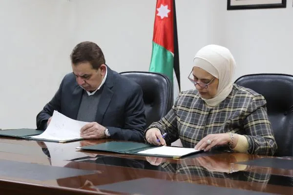 الأردنية و الأولى للورق والكرتون تبرمان مذكرة تفاهم