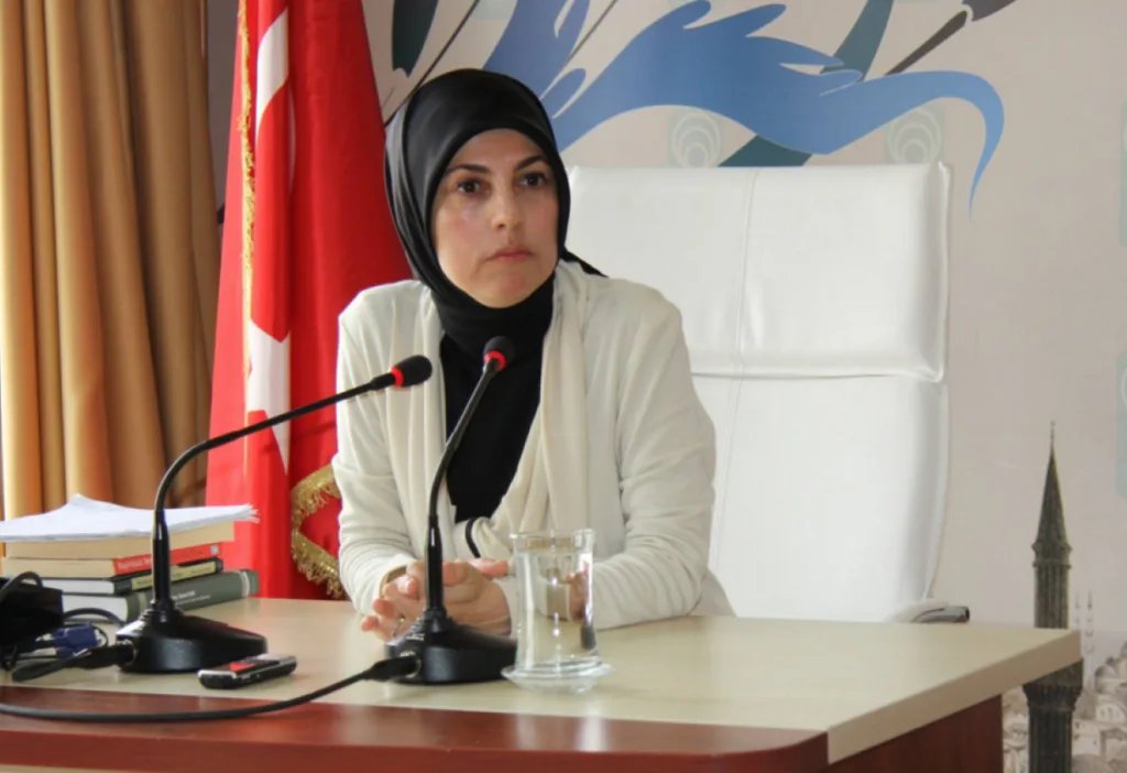 والدها أردني.. ما قصة المحجبة التي ظهرت بلقاء أردوغان وبايدن؟