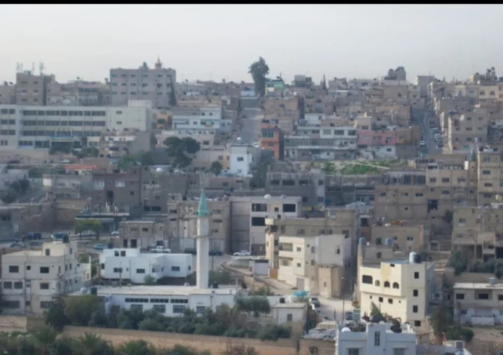 الرصيفة .. حملة لإزالة البسطات المخالفة بمخيم حطين