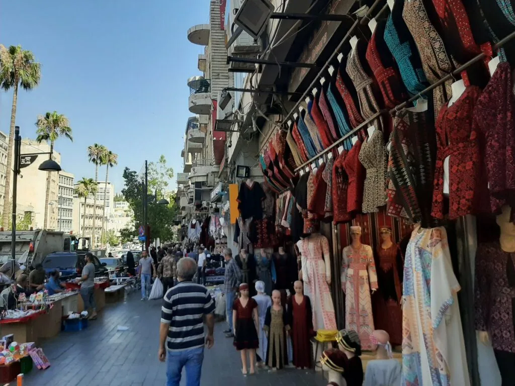 هل ضعف الحركة الشرائية على الأسواق ستدفع الحكومة إلى تأجيل أقساط القروض ... خبيران يجيبان