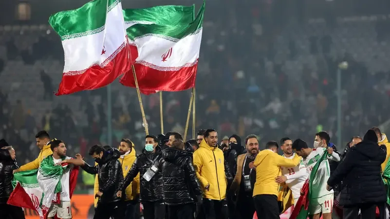 إيرانيون يطالبون بحرمان منتخبهم من كأس العالم