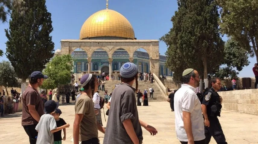 مستوطنون يؤدون طقوسا استفزازية في المسجد الأقصى