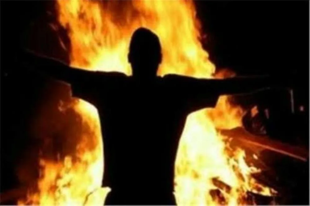 طالب يشعل النار بنفسه داخل جامعة خاصة