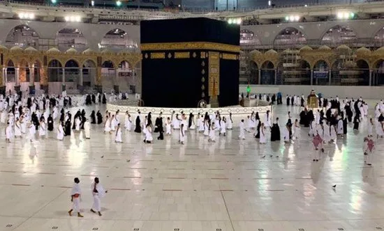 السعودية تستقبل السبت أول أفواج المعتمرين القادمين من الخارج