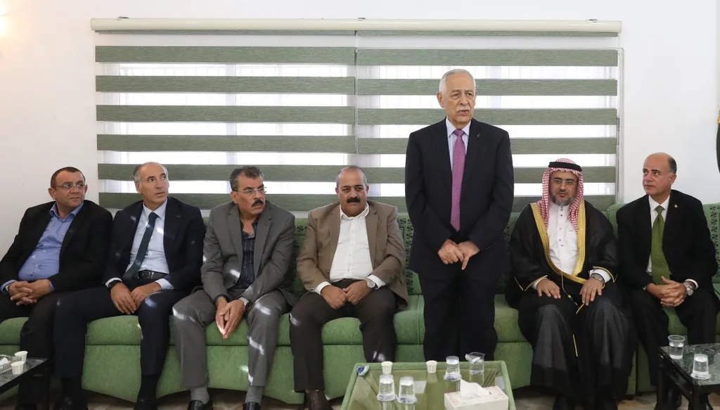 مندوبا عن الملك وولي العهد العيسوي يعزي عشيرة المساعدة
