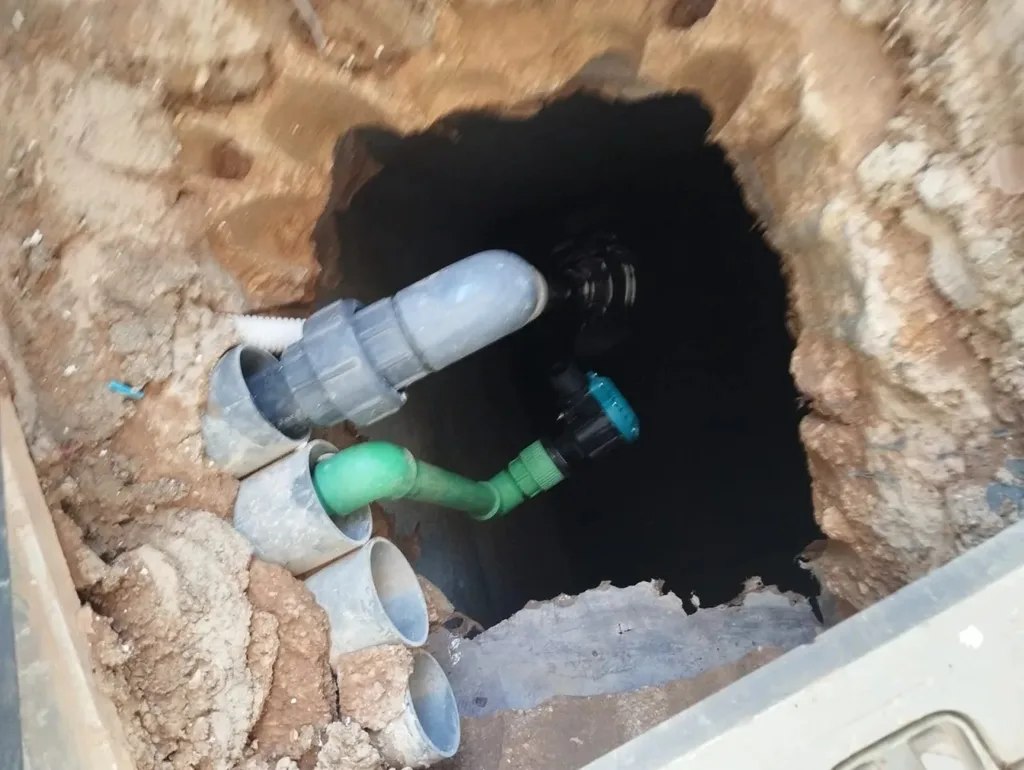 المياه: ضبط مصنع يعتدي على خط ناقل في منطقة المفرق