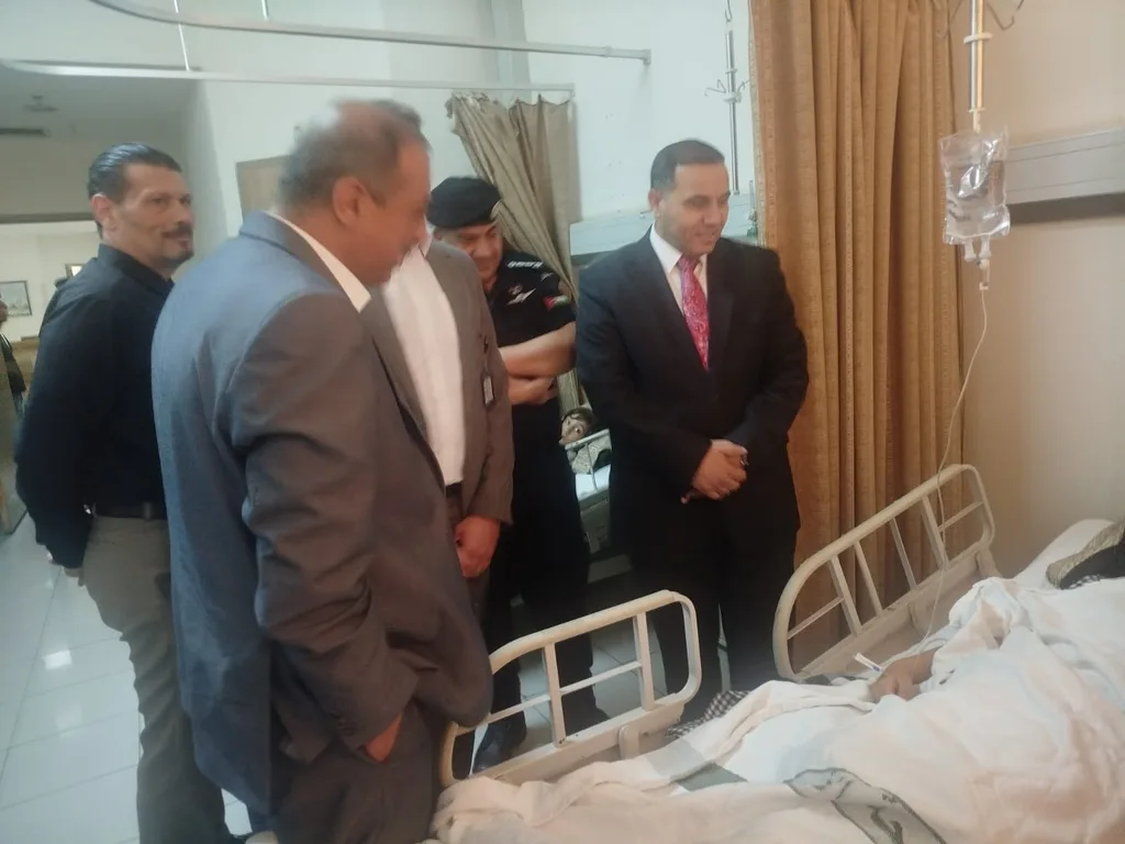 محافظ الزرقاء يتفقد مصابي حادثة الجسم الغريب في الأزرق