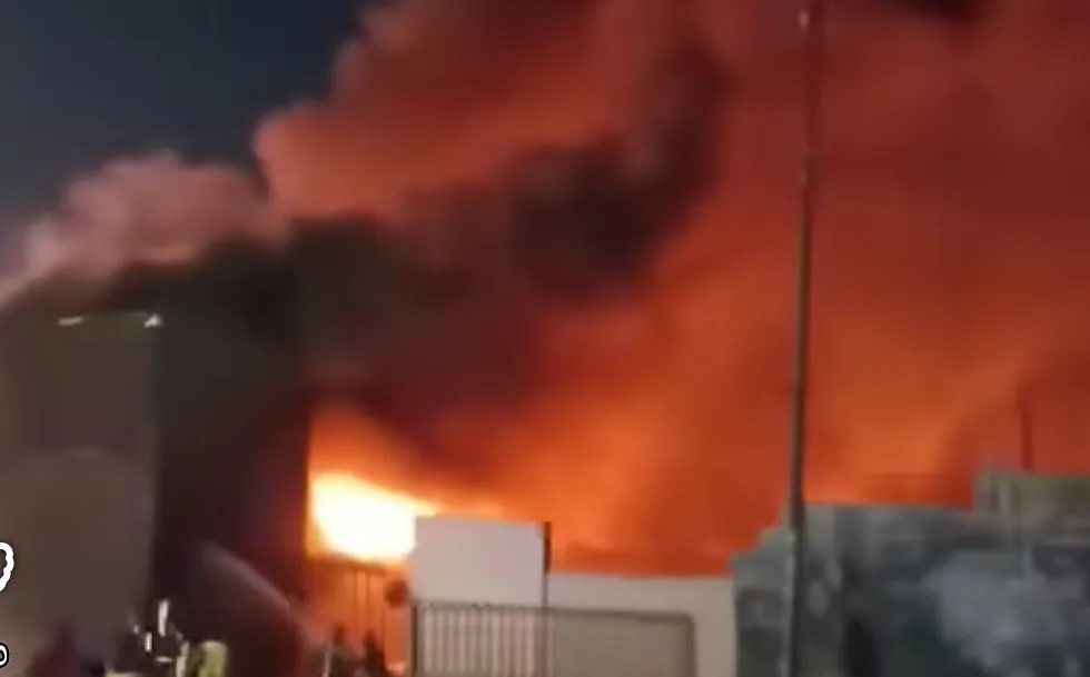 الدفاع المدني يبذل جهوداً كبيرة في إخماد حريق مصنع للأثاث والمفروشات في محافظة الزرقاء