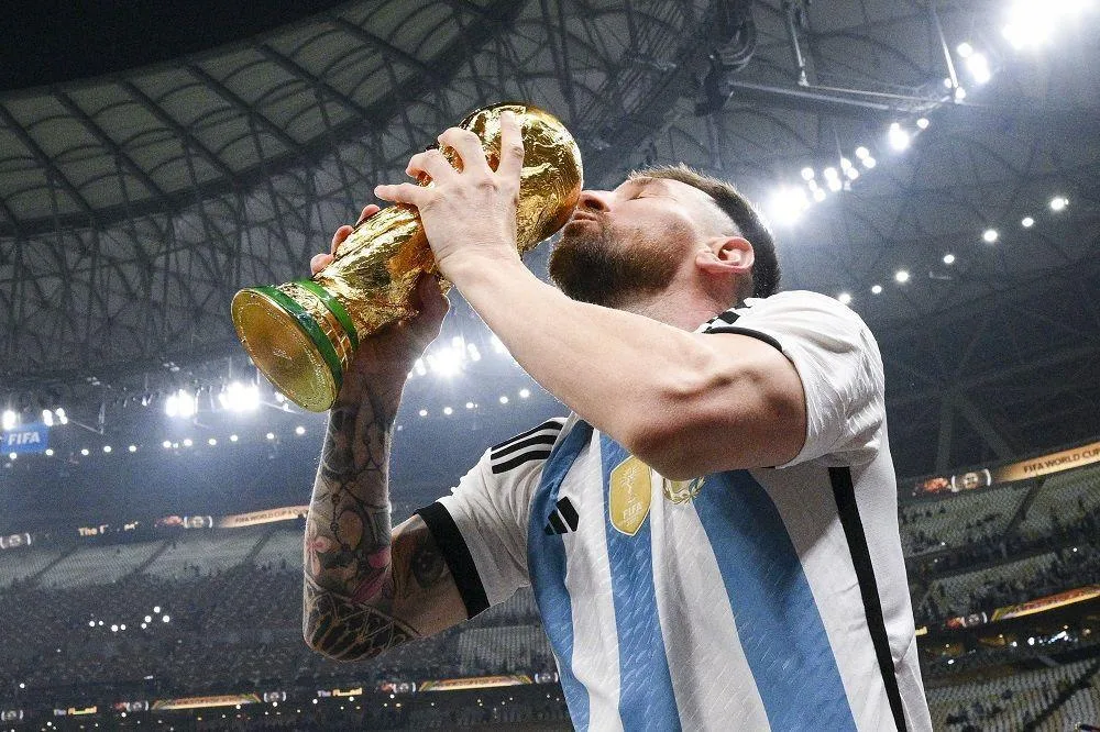 البرازيل تفاجئ ميسي بعد تتويجه بكأس العالم