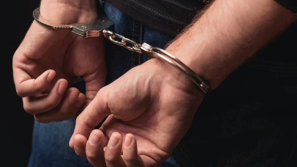 القبض على نجل وزير أسبق ووالده فار من العدالة