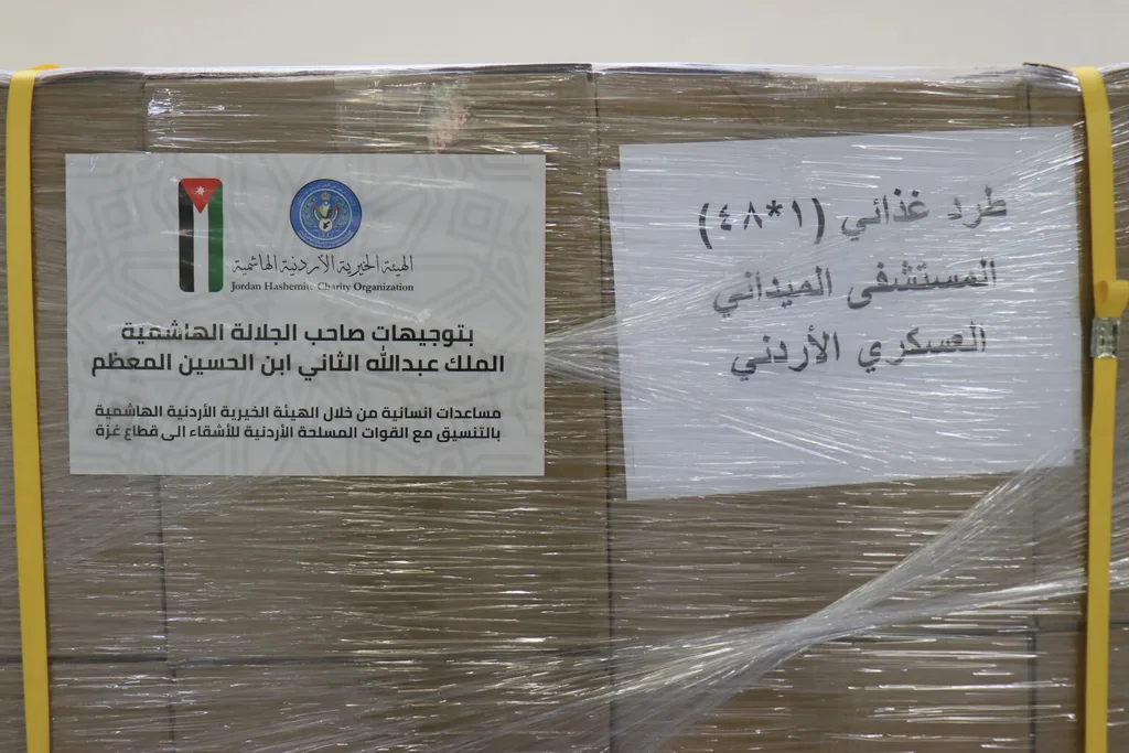 المستشفى الميداني الأردني غزة 73 يوزع مساعدات غذائية على أهالي القطاع