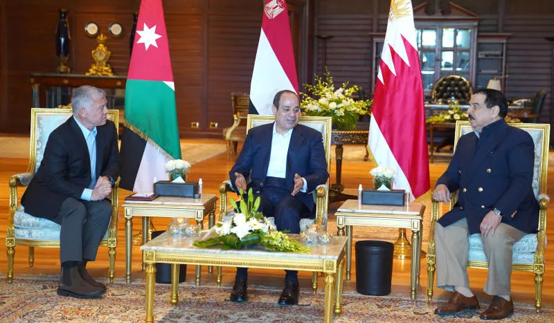الملك يعقد لقاء ثلاثيا مع السيسي والعاهل البحريني