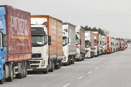 أكبر مستثمر بقطاع النقل يهدد ببيع كل شاحناته في حال إقرار نظام الدور