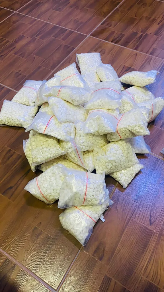 مكافحة المخدرات تواصل حملاتها وتقبض على عدد من المروجين بقضيتي اتجار، وتضبط 3 كغم من مادة الكريستال المخدرة، و40 ألف حبة مخدرة.