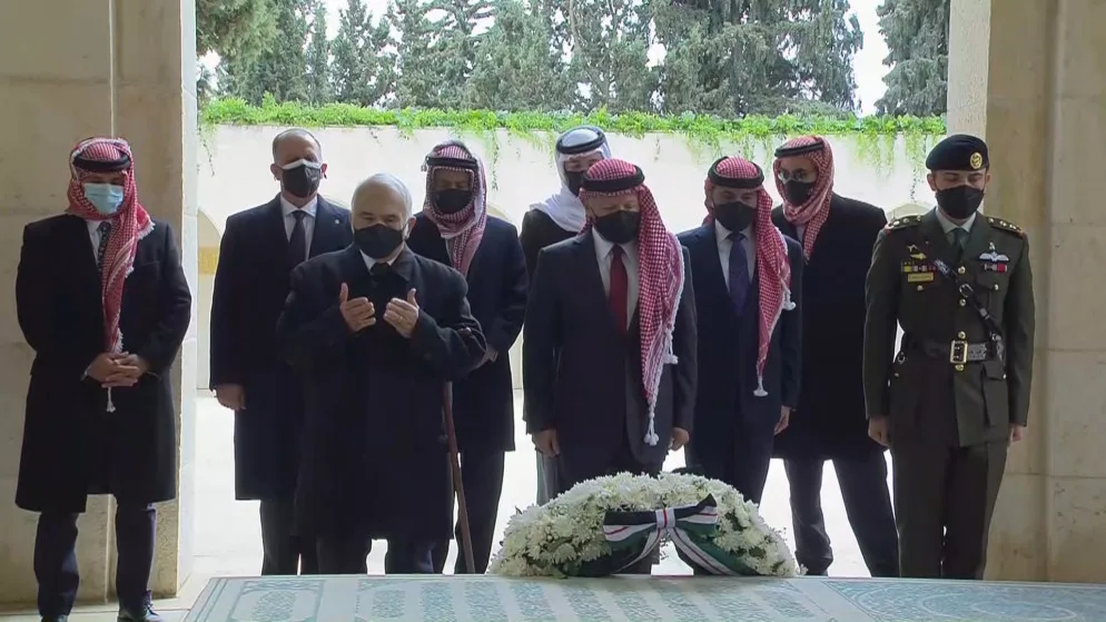 الملك و ولي العهد وعدد من الأمراء بينهم حمزة يزورون الأضرحة الملكية (صور)