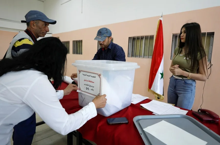 السوريون يتوجهون لمراكز الاقتراع في انتخابات يتوقع أن يفوز بها الأسد